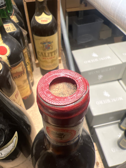 Vecchia Cantina Vino Nobile di Montepulciano 1974 Riserva Capsul schade