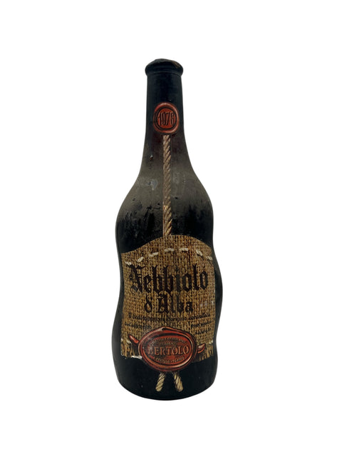 Nebbiolo d'Alba 1976 flaske fra Bertolo med rustik indpakning