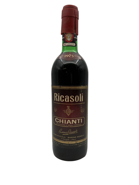 Flaske af Chianti Ricasoli årgang 1975 med klassisk etiket