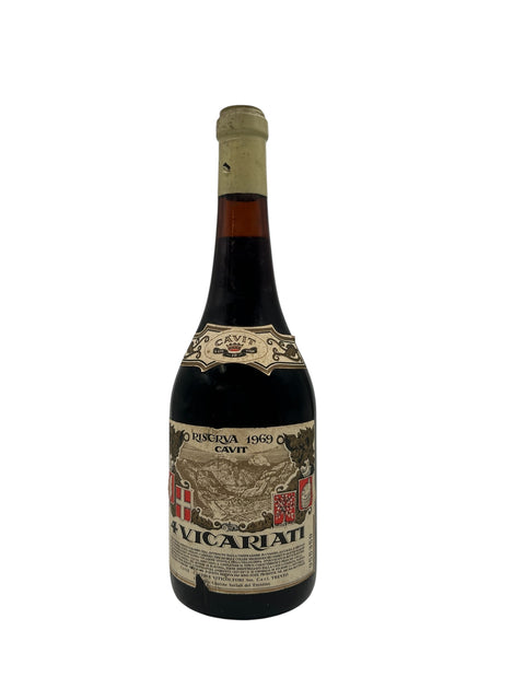 Flaske af 4 Vicariati Cavit 1969 rødvin