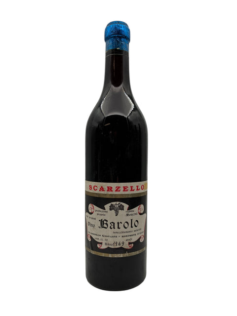 Flaske af Barolo Scarzello 1969 med rød etikette og blå flaskehals