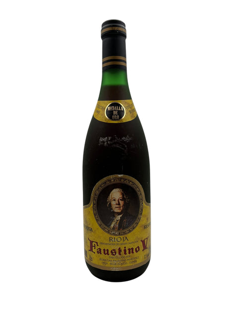 Flaske med Faustino V 1990 rødvin fra Rioja