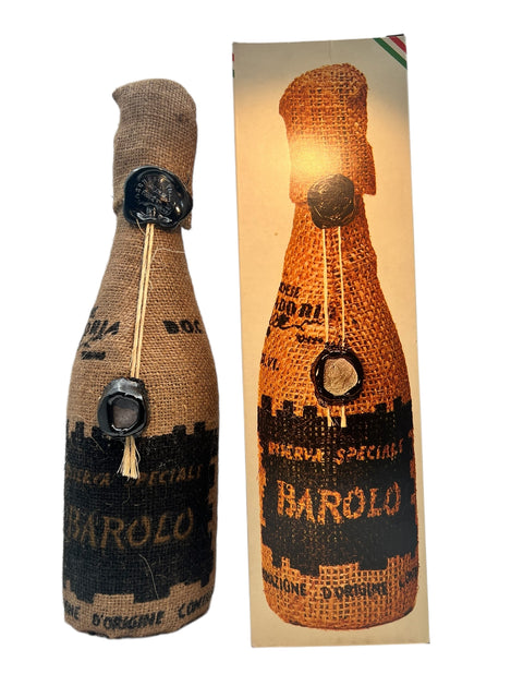 Flasche Rotwein Barolo Riserva Speciale 1960 mit rustikaler Verpackung