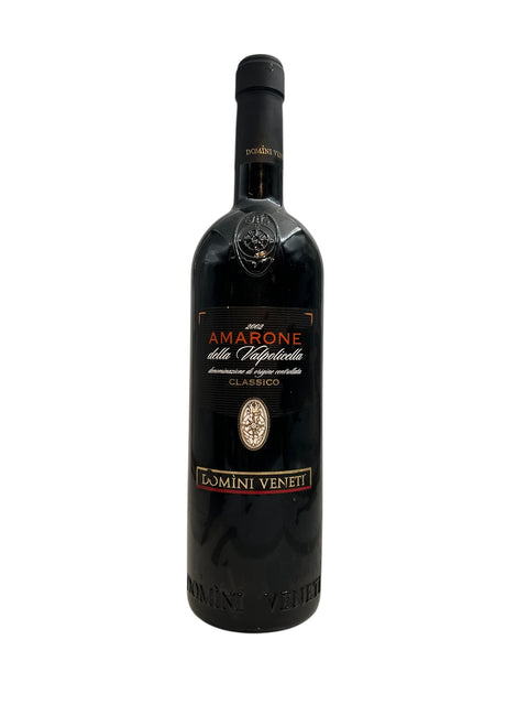 Flaska Amarone della Valpolicella Domini Veneti från 2012.
