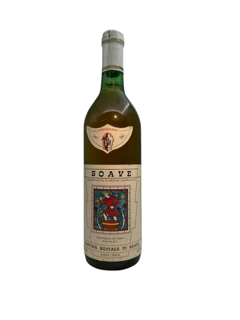 Een fles witte Soave-wijn uit Cantina Sociale vintage 1963