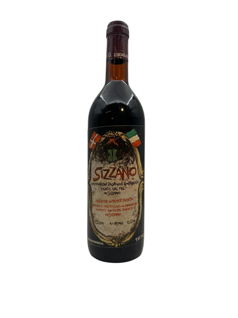 Fles rode Sizzano-wijn van Giuseppe Bianchi vintage 1976