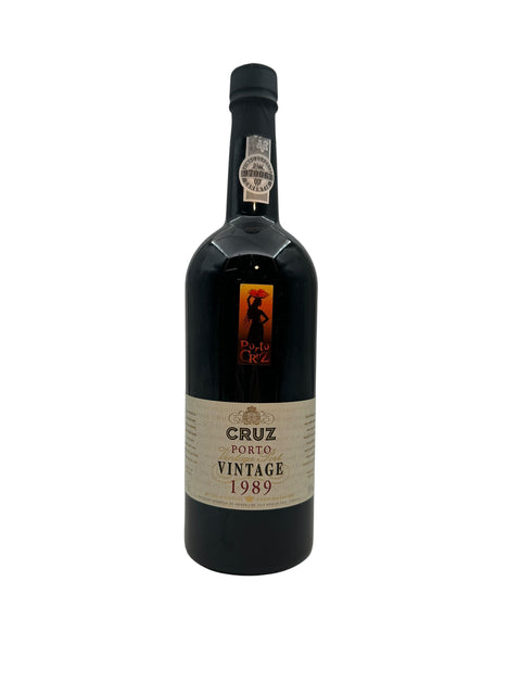 Bottle of vintage Cruz port 1989