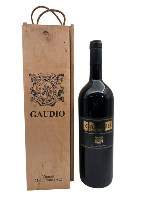 Bouteille de vin rouge Gaudio à côté d'une boîte en bois avec logo