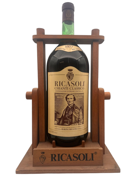 Bouteille de Chianti Classico Ricasoli 1977 dans un support en bois