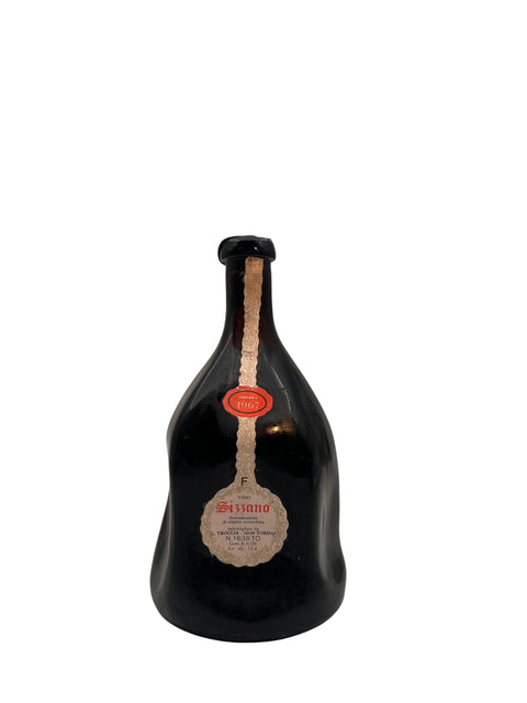 Fles rode Sizzano-wijn uit Troglia vintage 1967